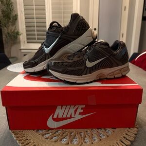Nike women's Air Zoom Vomero 5 size 8.5. Like new!